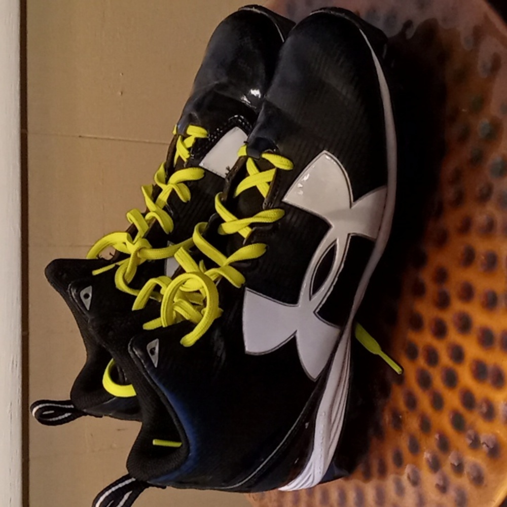 Under armour football cleats, men's 8.5, great condition.